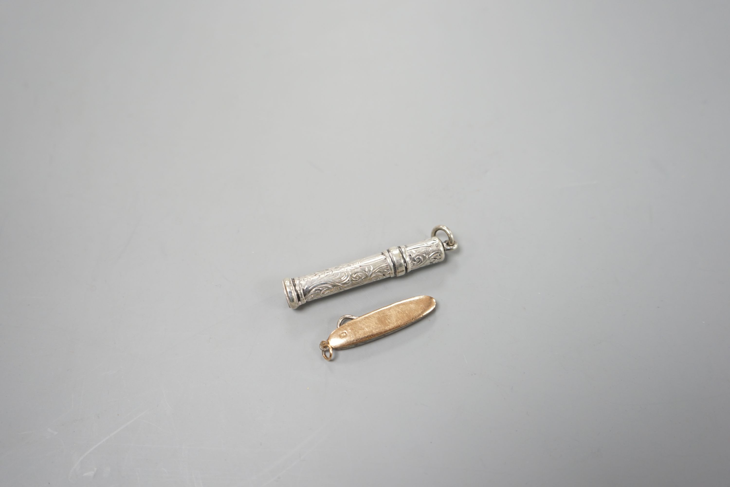 A propelling pencil and 9ct mounted button hook, 38mm.